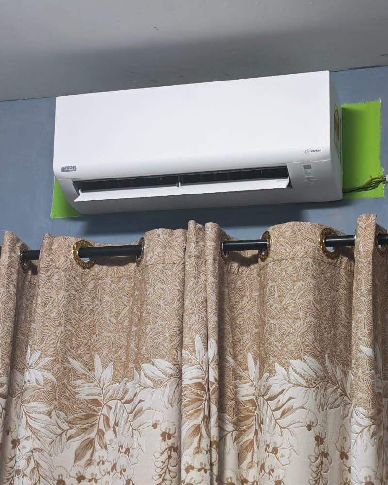 Unit dalaman aircond Acson siap dipasang di atas langsir tingkap