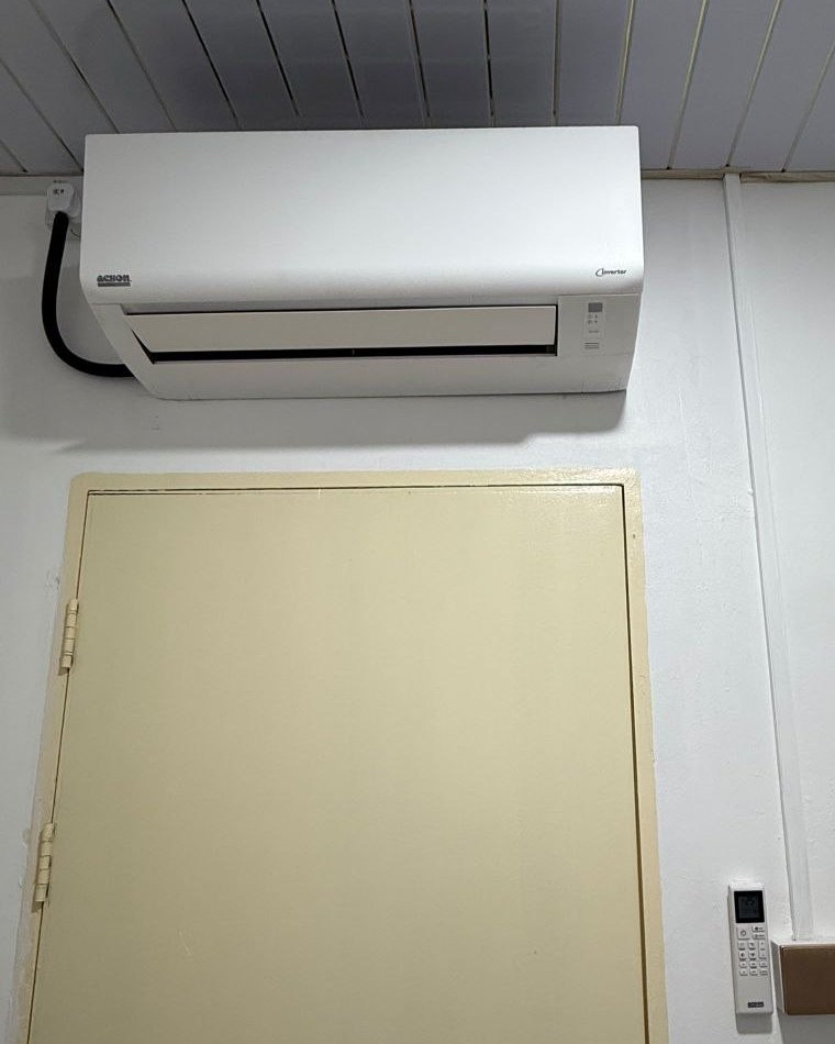 Unit dalaman aircond Acson siap dipasang di atas pintu bilik